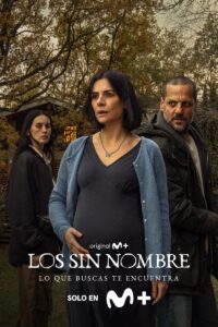 Miren Ibarguren, embarazada y en primer plano, junto a Rodrigo de la Serna y Milena Smit en una escena promocional de la serie Los Sin Nombre, original de Movistar Plus+.